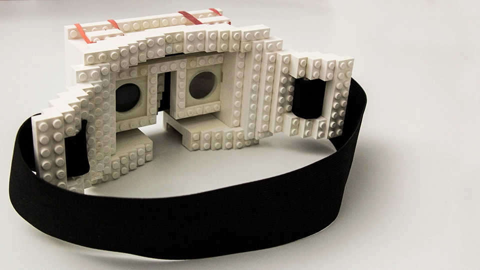 Kreatywny prototyp okularów AR wykonany z klocków Lego